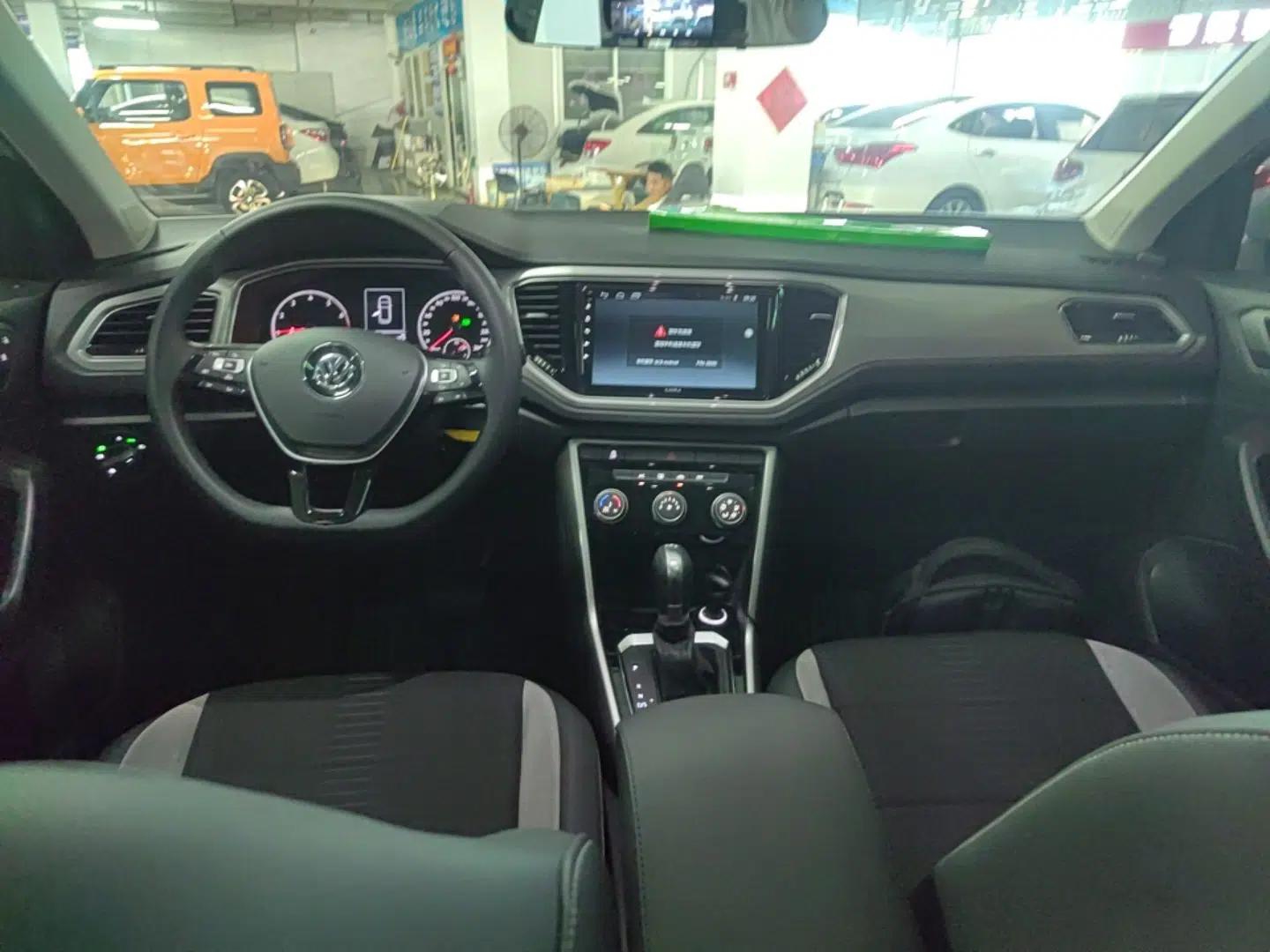Volkswagen T-ROC 2018 230TSI DSG Two-Wheel Drive Advanced Version China V Standard — миниатюра 12