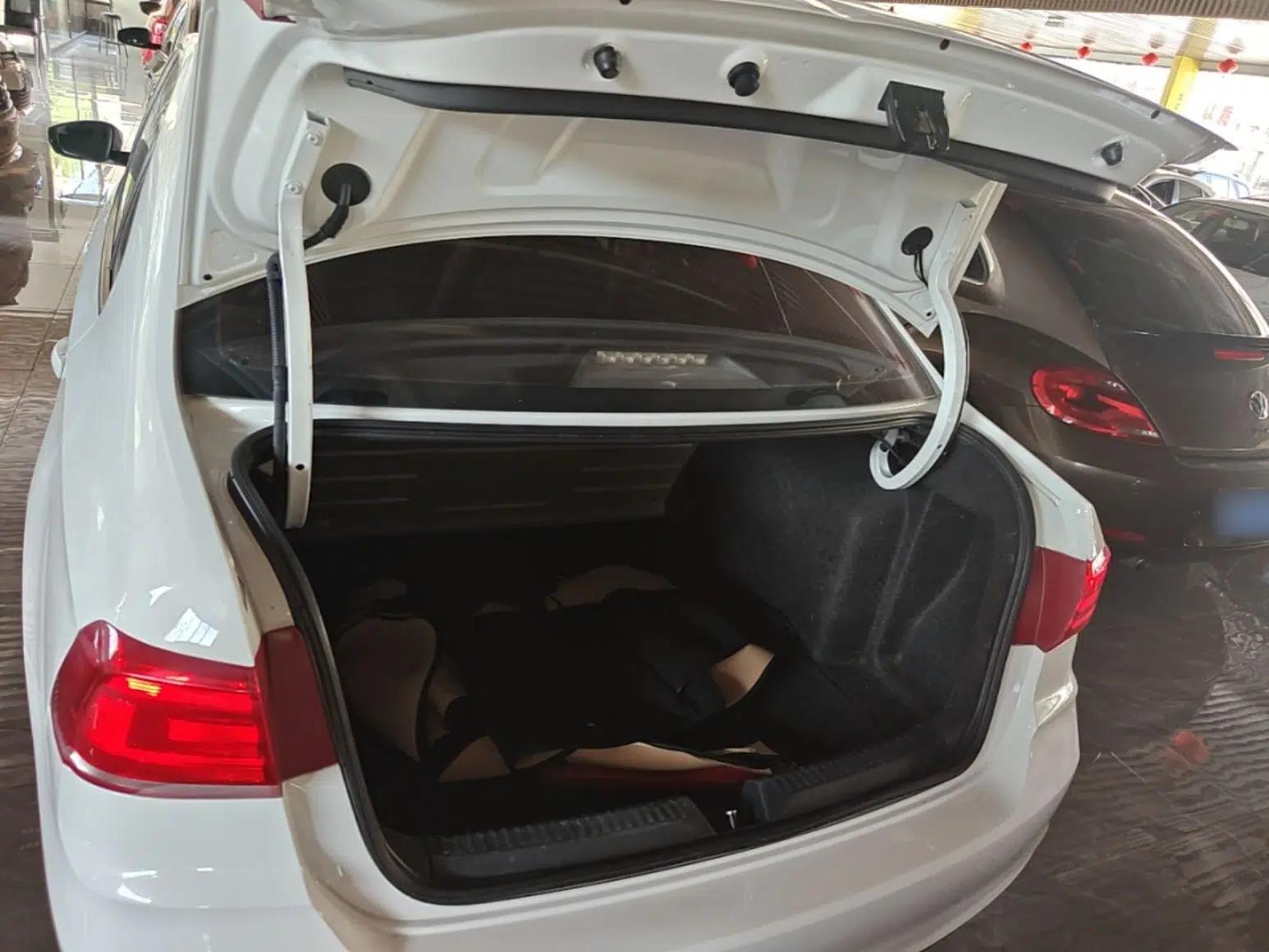 Volkswagen Santana 2016 1.6L Automatic Fashion Edition — миниатюра 22