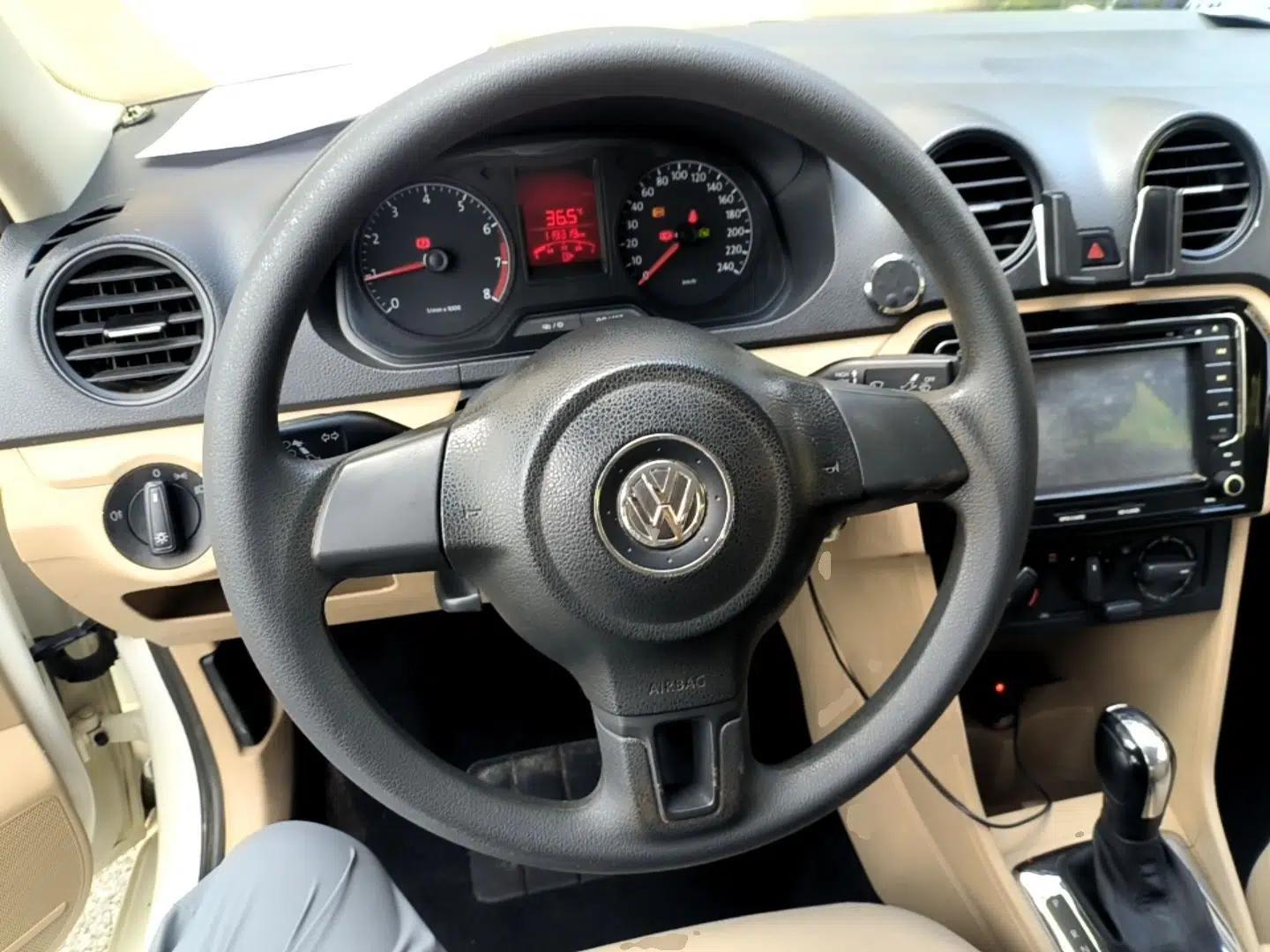 Volkswagen Jetta 2015 1.6L Automatic Fashion Model — миниатюра 13