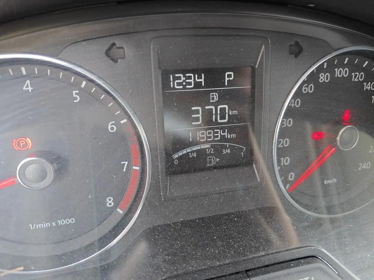 Volkswagen Jetta 2013 1.6L Automatic Luxury Model — миниатюра 12