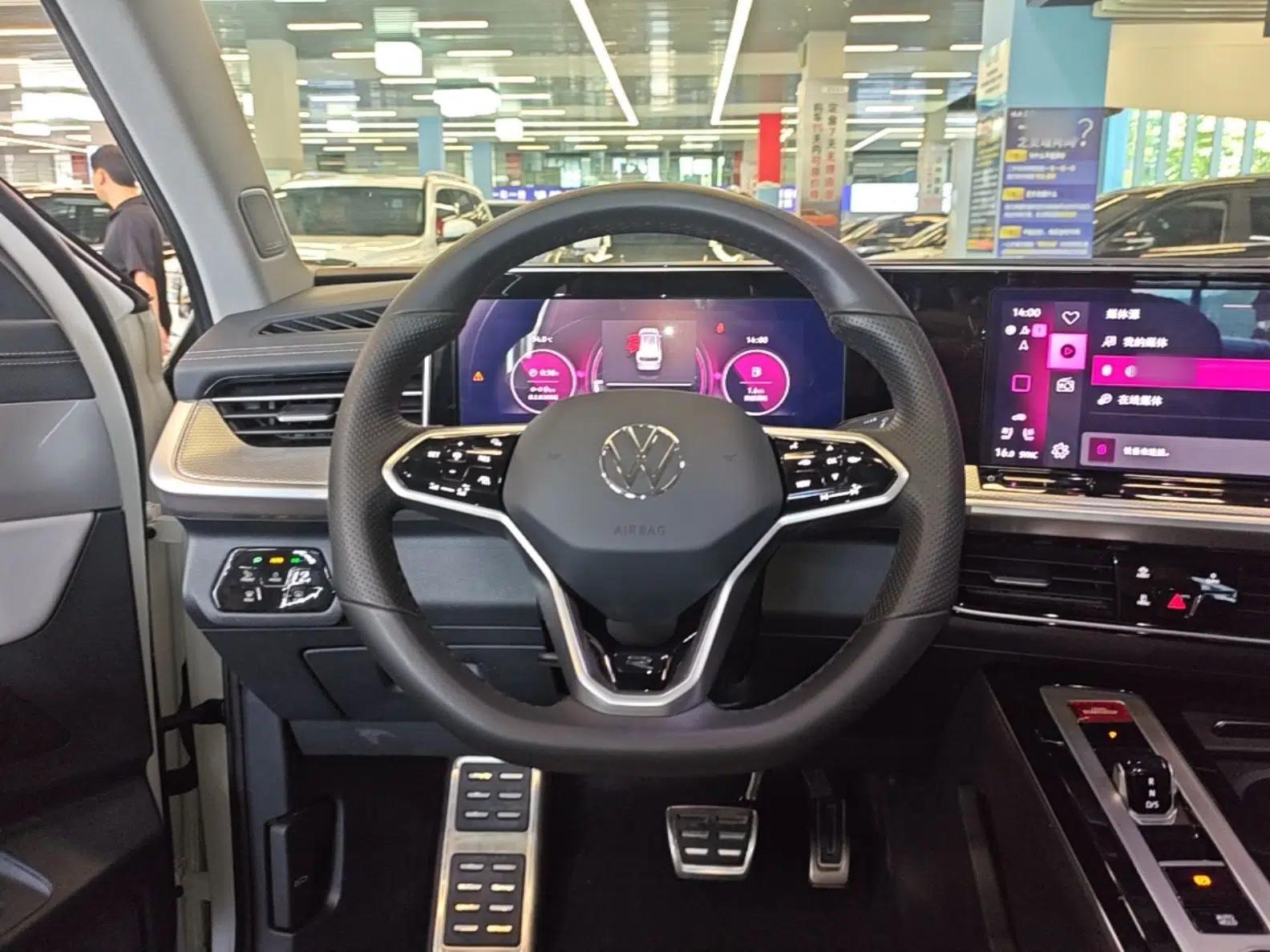 Volkswagen Tavendor 2023 380TSI Four-Wheel Drive R-Line First Edition — миниатюра 13