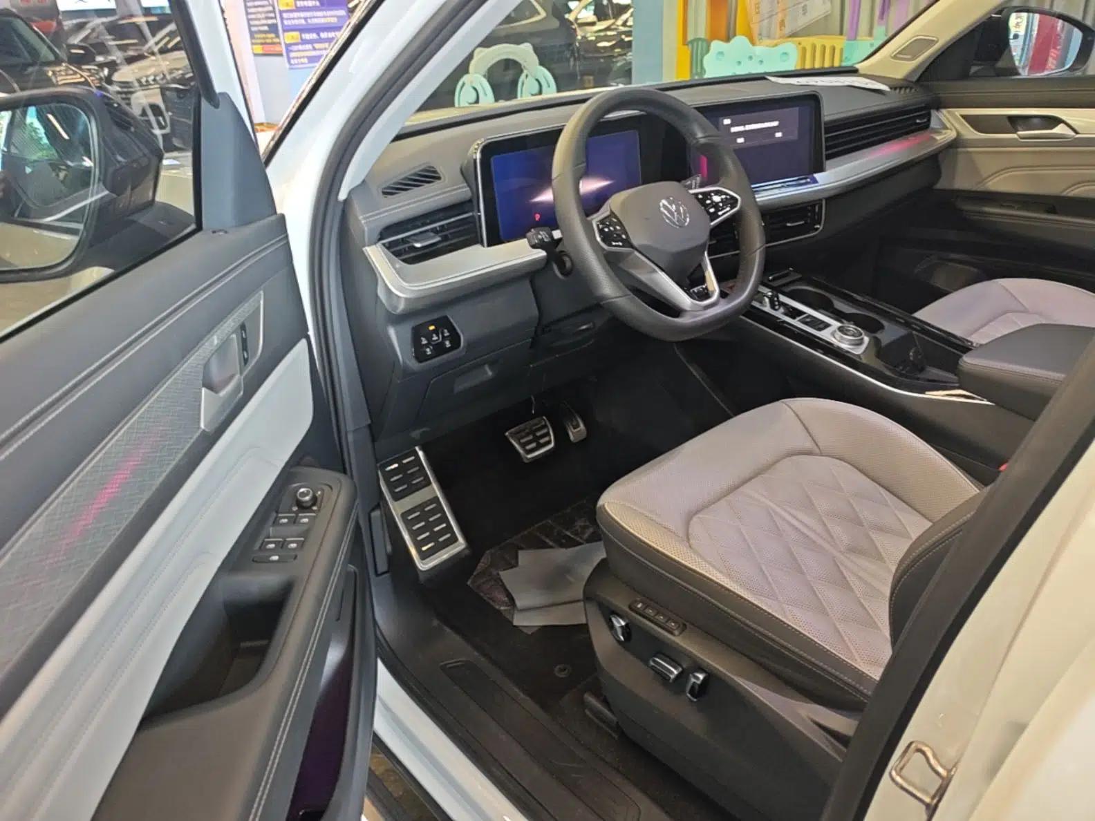 Volkswagen Tavendor 2023 380TSI Four-Wheel Drive R-Line First Edition — миниатюра 18