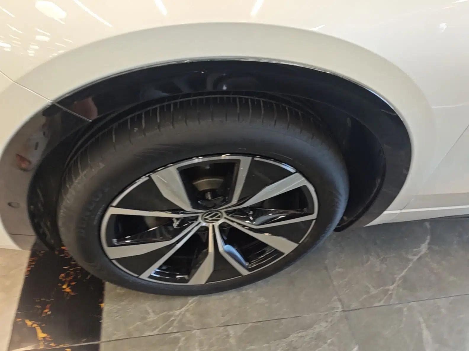 Volkswagen Tavendor 2023 380TSI Four-Wheel Drive R-Line First Edition — миниатюра 10