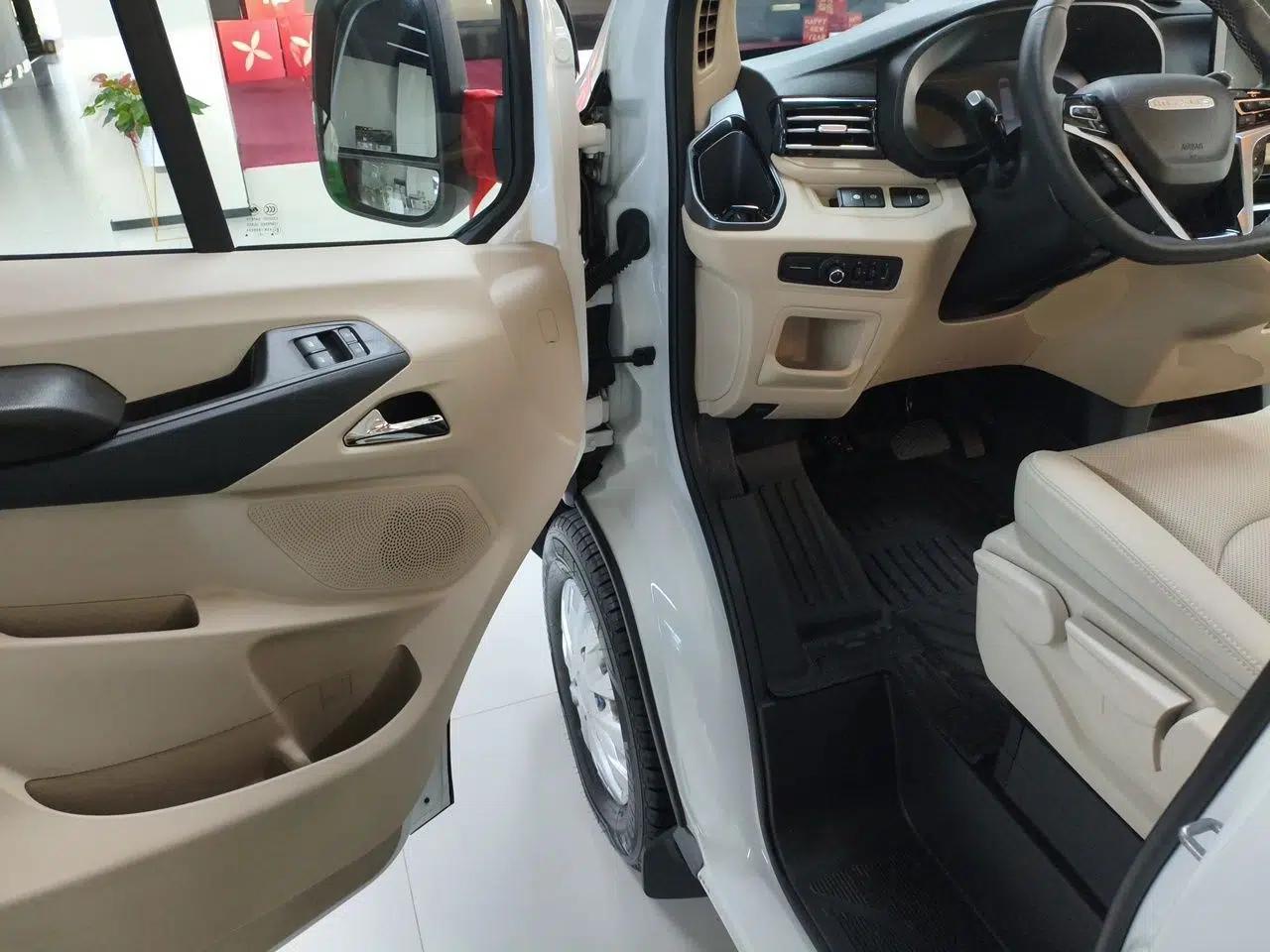 SAIC MAXUS V100 RV SAIC Maxus V100 RV, 2025 model, Traveler PHEV Flagship Edition, longitudinal bed, 6 seats, 2.0T automatic transmission. — миниатюра 16