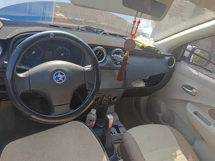 Venucia R30 2016 1.2L Manual Premium Edition — миниатюра 12