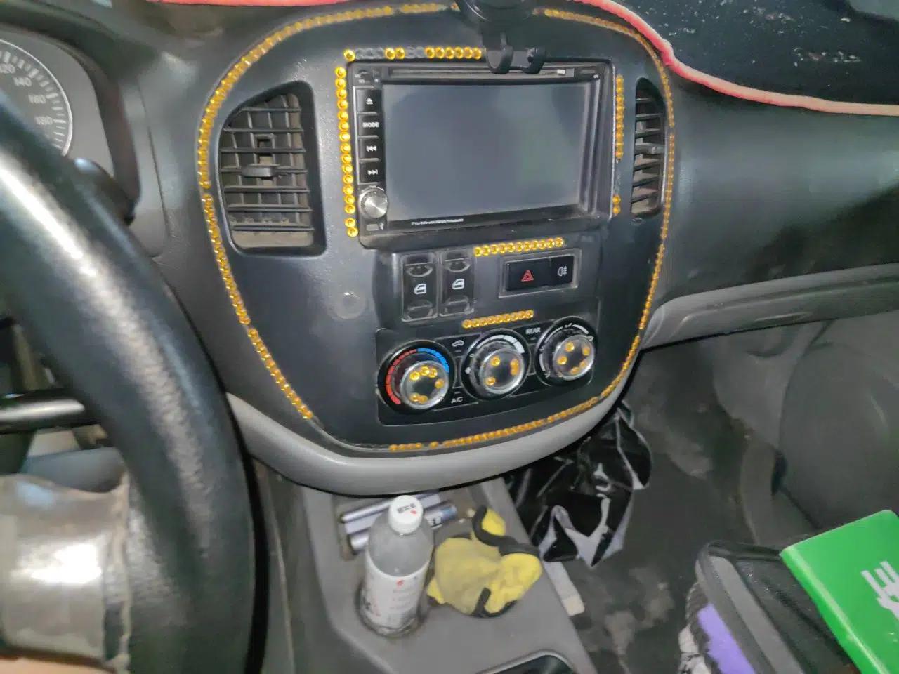 FORTHING Lingzhi 2013 V3 1.5L 7-Seater Standard Model II — миниатюра 13