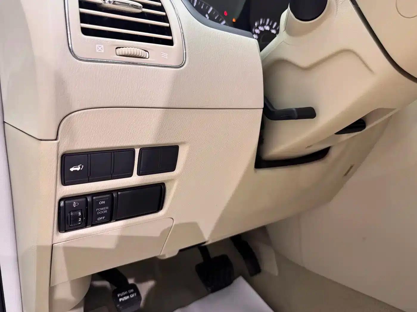 2017 Nissan Patrol 4.0L SE Middle East Edition — миниатюра 10