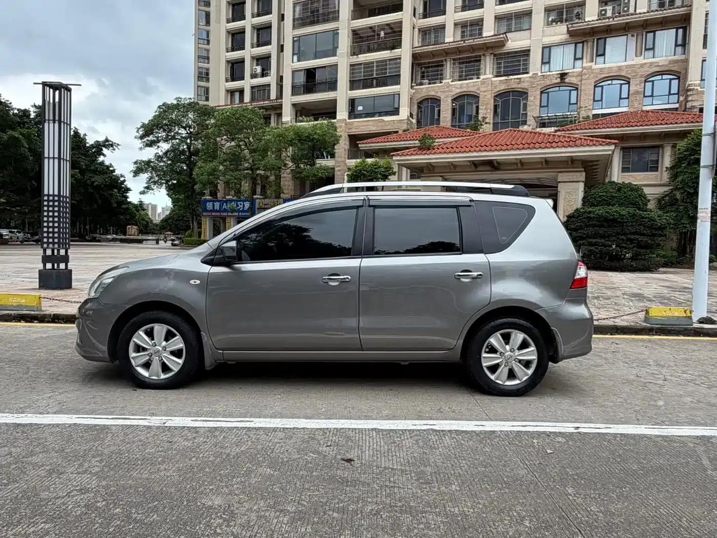 Nissan Livina 2013 1.6XE CVT Comfort Edition — миниатюра 7
