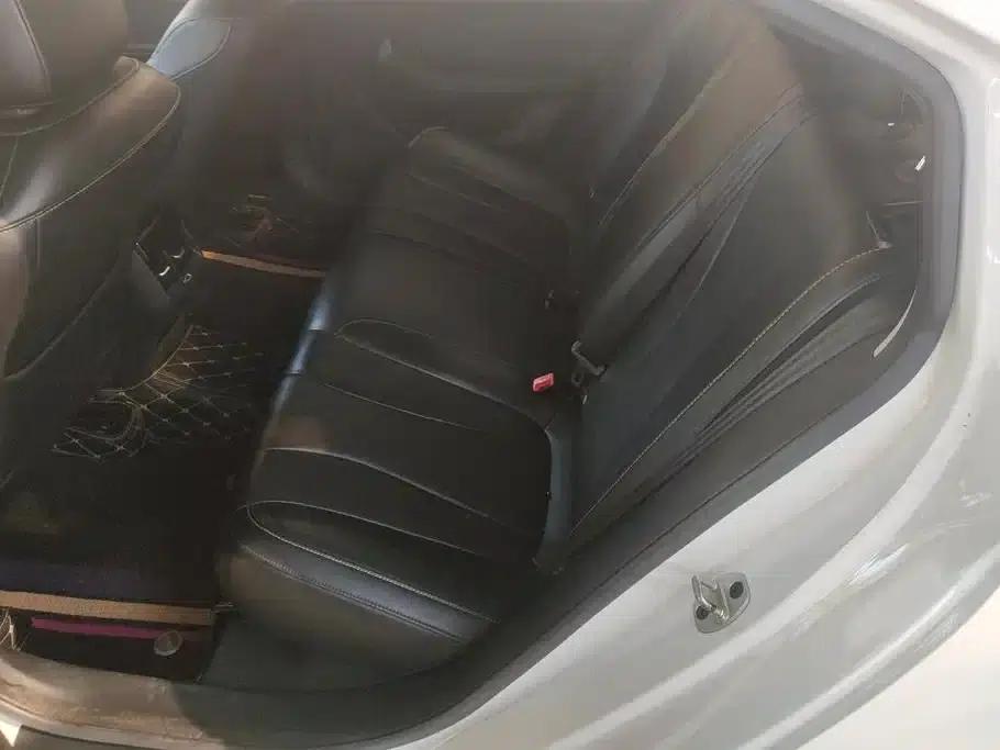 Roewe i5 2021 1.5L CVT Black Gold Edition — миниатюра 11