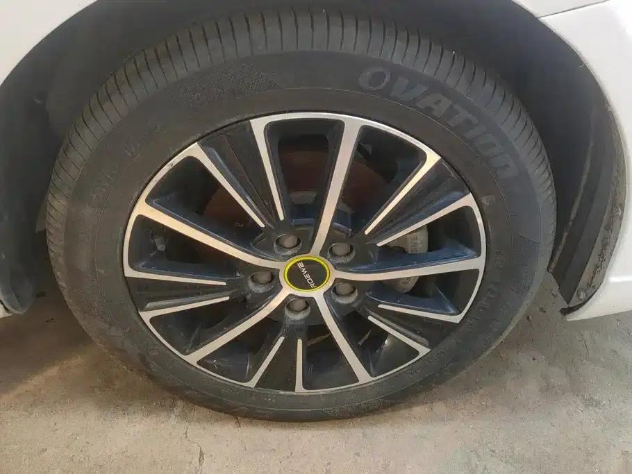 Roewe i5 2021 1.5L CVT Black Gold Edition — миниатюра 6
