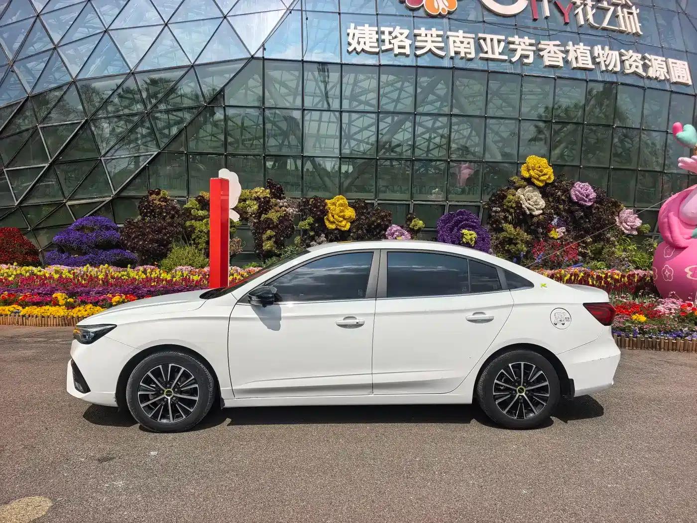 Roewe i5 2021 1.5L CVT Diamond Edition — миниатюра 3
