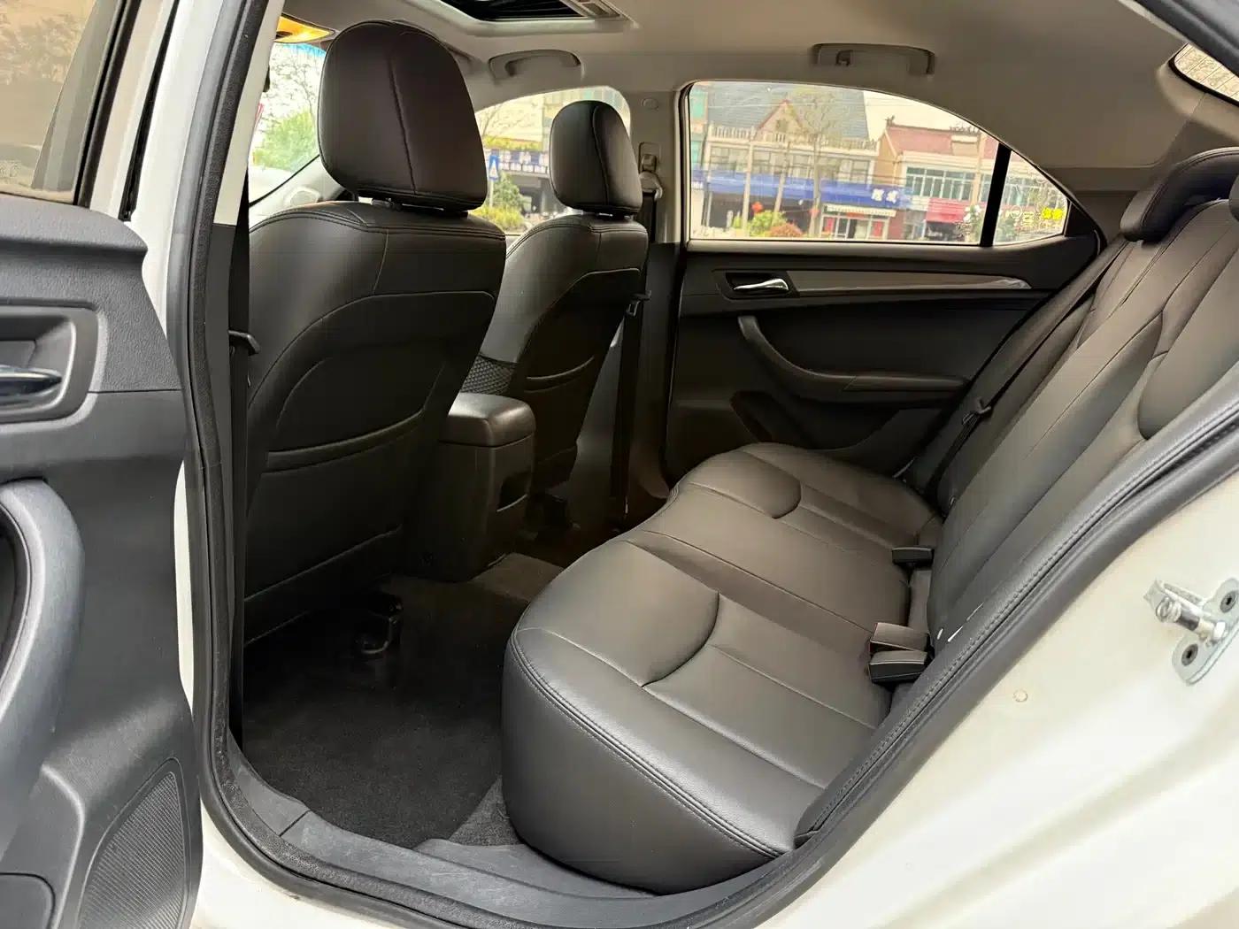 Roewe 360 2017 1.5L Automatic Deluxe Edition — миниатюра 7