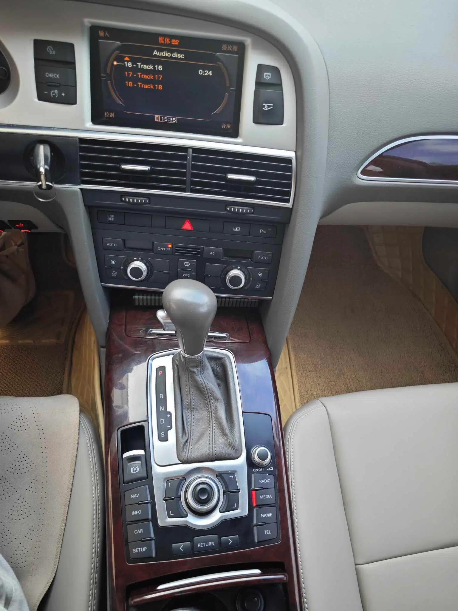 Audi A6L 2010 2.0 TFSI Automatic Standard Edition — миниатюра 12