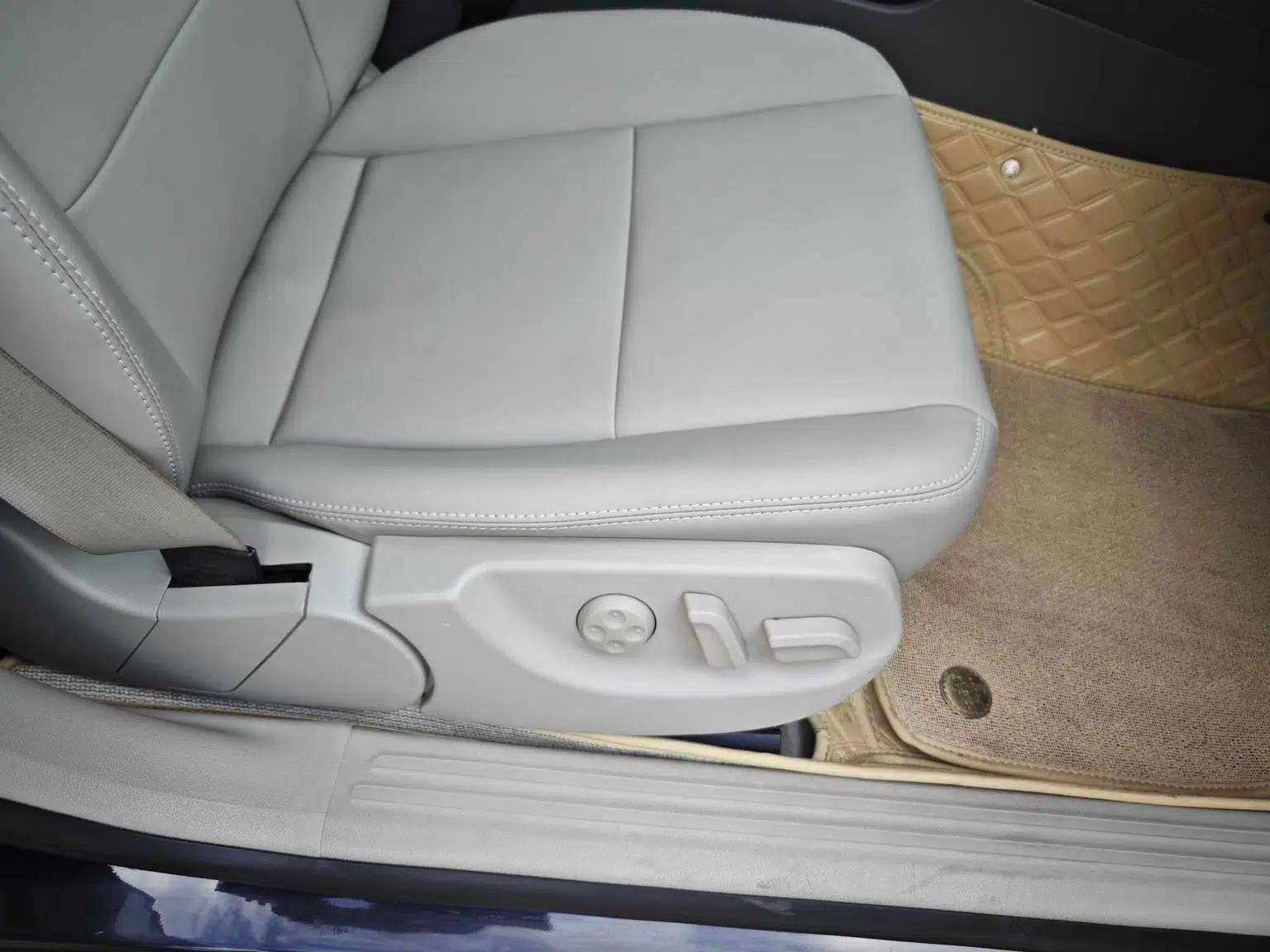 Audi A6L 2010 2.0 TFSI Automatic Standard Edition — миниатюра 10