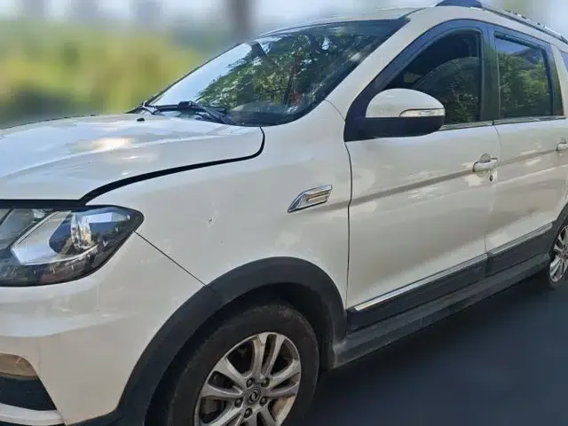 Dongfeng Fengon 370 2016 1.5L Manual Luxury 7-Seater