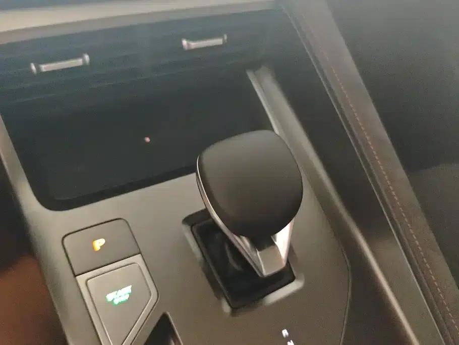 Roewe D5X DMH 2024 135 Flagship Edition — миниатюра 16