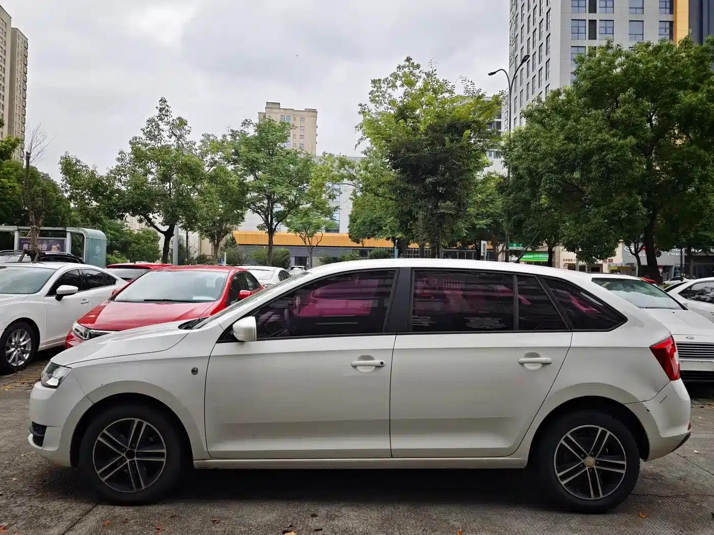 Rapid Spaceback 2016 Facelift 1.6L Automatic — миниатюра 3