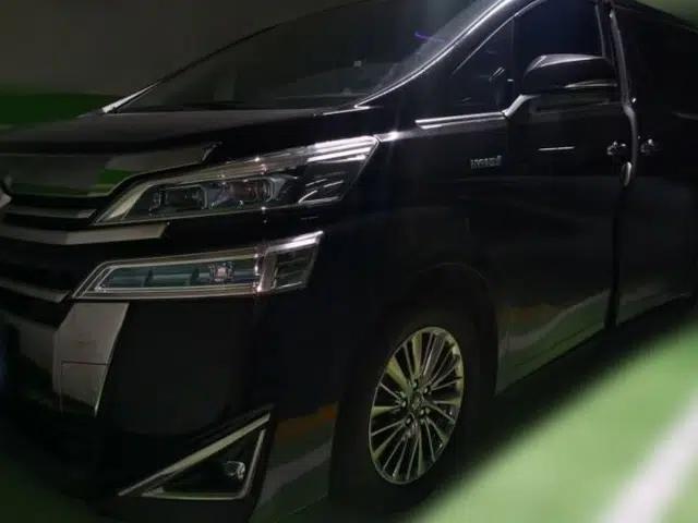 Toyota Vellfire 2021 Crown Dual-Engine 2.5L HV Luxury Edition