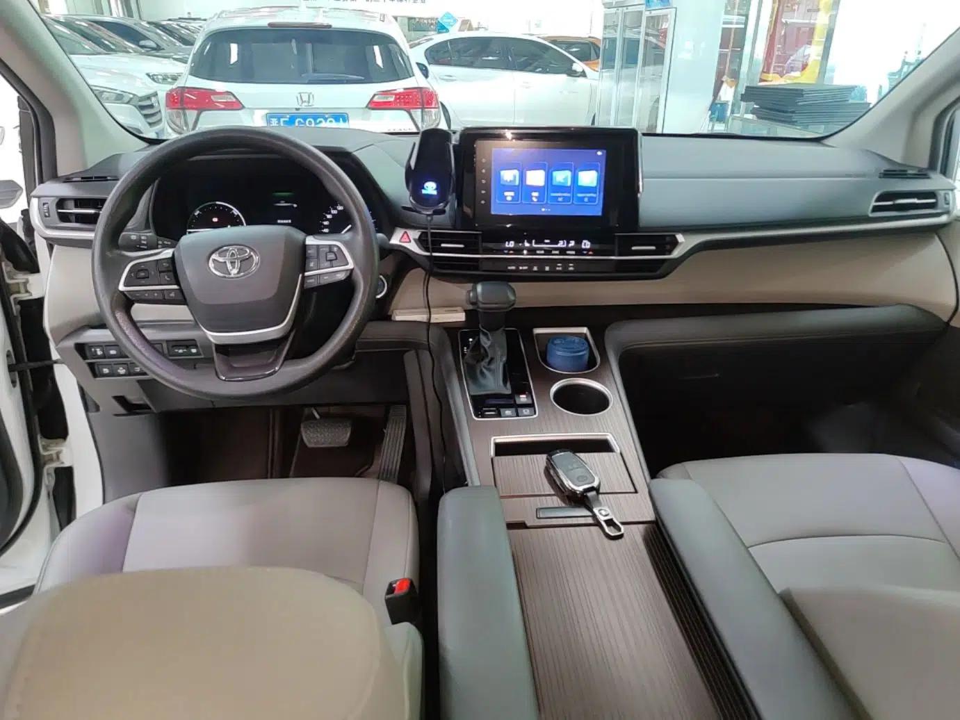 Toyota Granvia 2023 2.5L Hybrid Comfort Edition — миниатюра 12