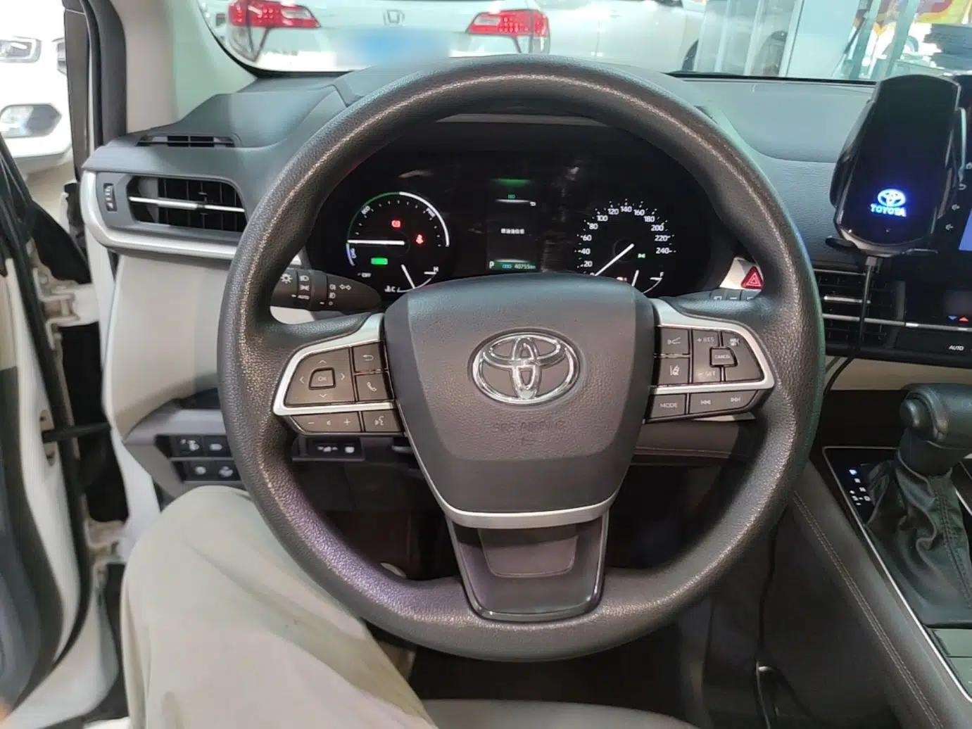 Toyota Granvia 2023 2.5L Hybrid Comfort Edition — миниатюра 13