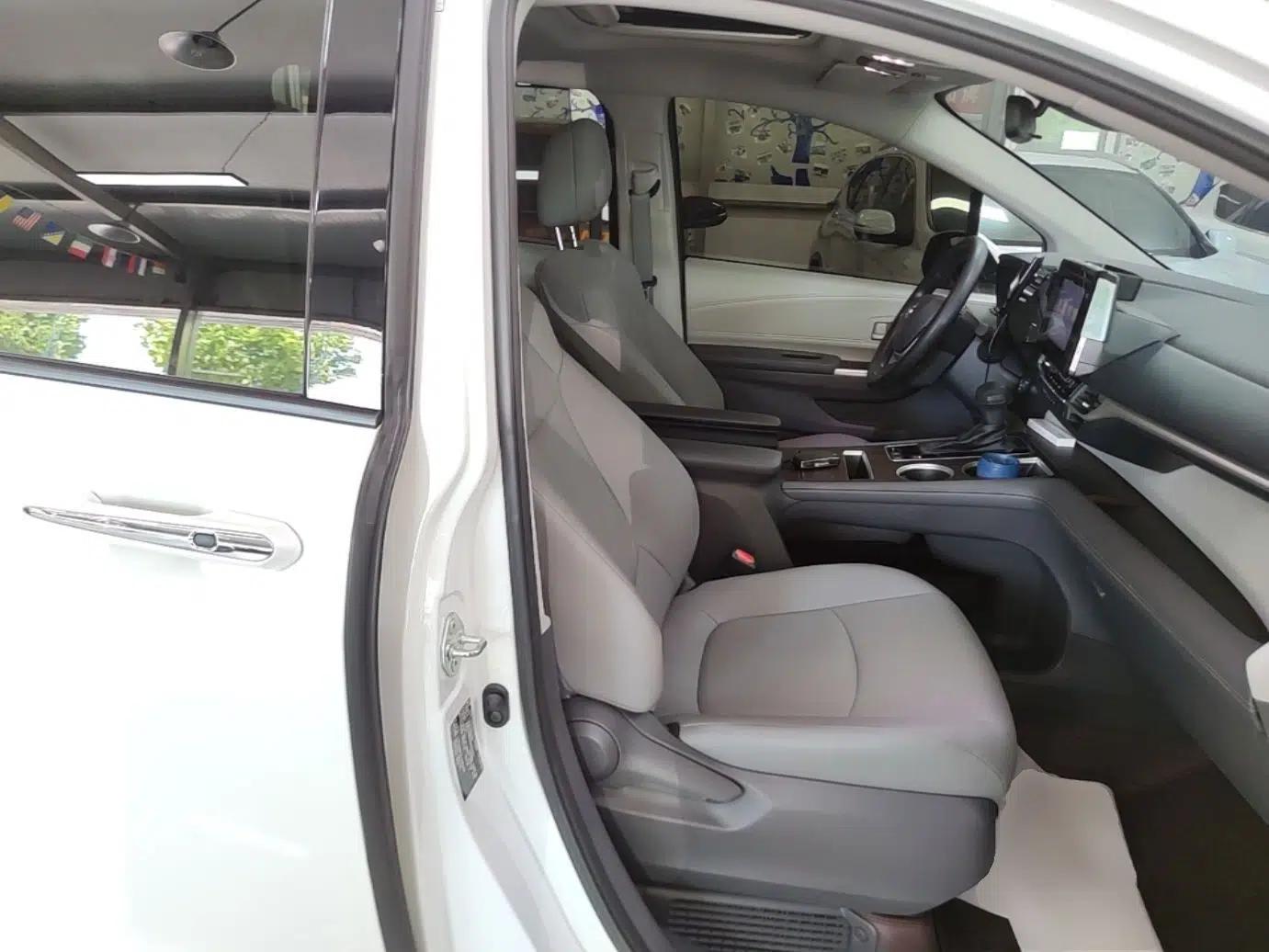 Toyota Granvia 2023 2.5L Hybrid Comfort Edition — миниатюра 19