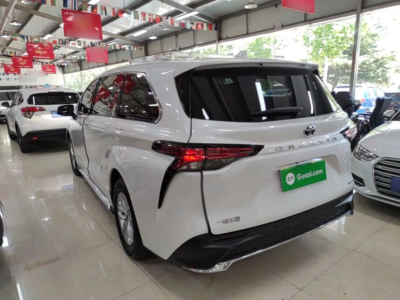 Toyota Granvia 2023 2.5L Hybrid Comfort Edition — миниатюра 4