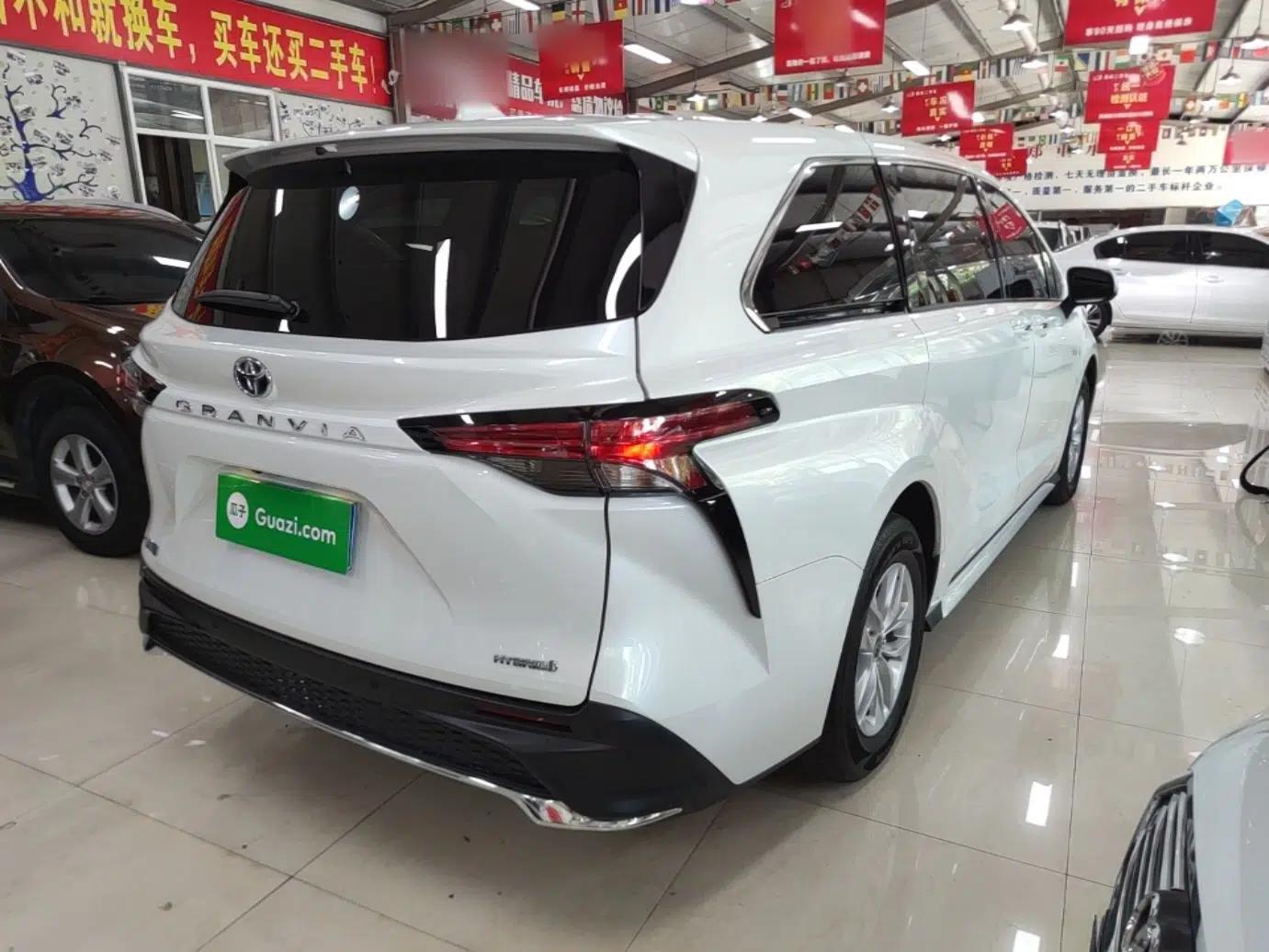 Toyota Granvia 2023 2.5L Hybrid Comfort Edition — миниатюра 6