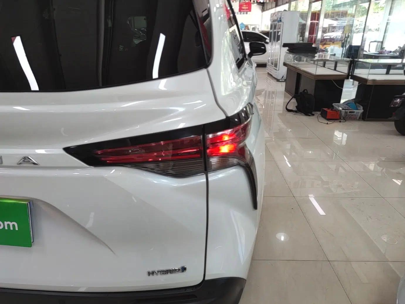 Toyota Granvia 2023 2.5L Hybrid Comfort Edition — миниатюра 9
