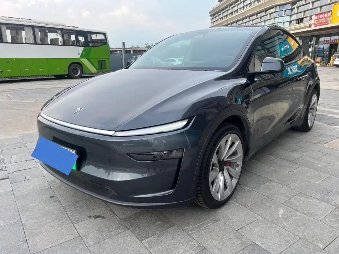 Model Y 2025 Long Range All-Wheel Drive First Edition — миниатюра 1
