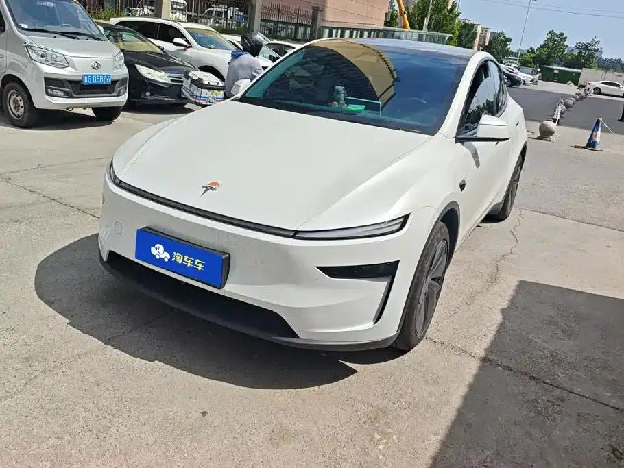 Model Y 2025 Rear-Wheel Drive First Edition — миниатюра 1