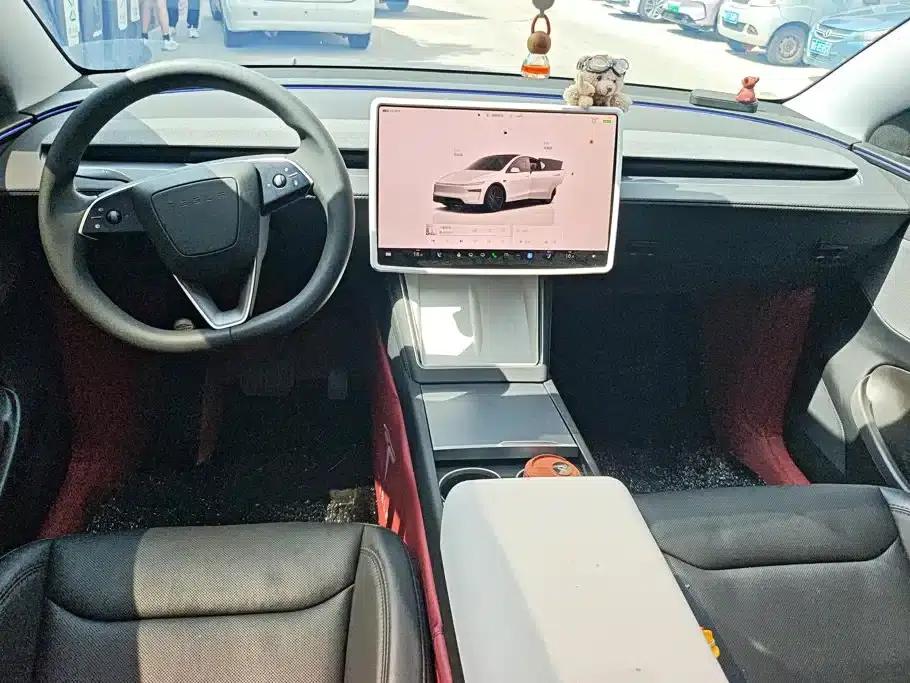 Model Y 2025 Rear-Wheel Drive First Edition — миниатюра 12