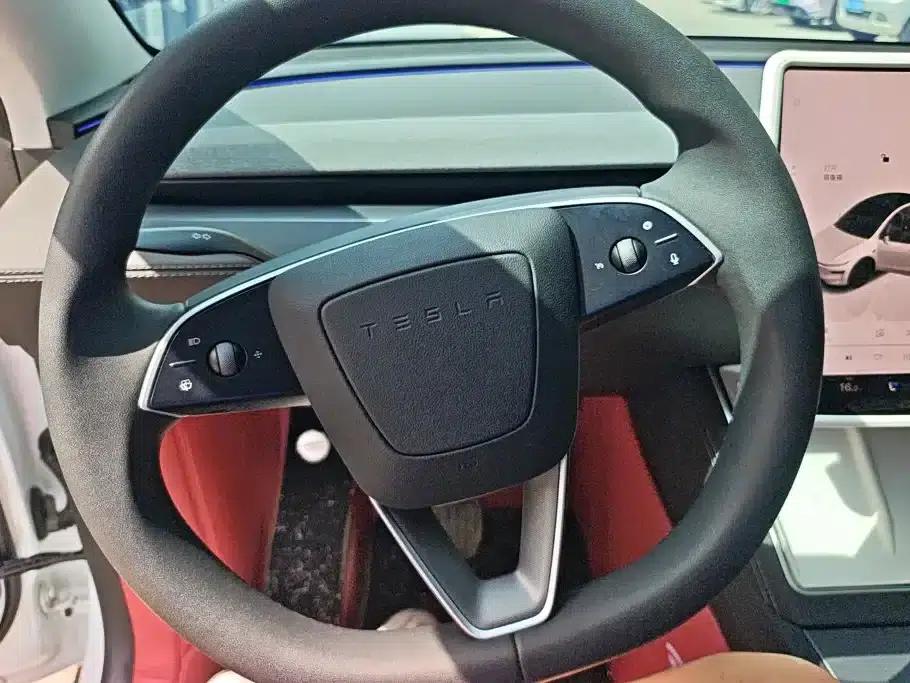 Model Y 2025 Rear-Wheel Drive First Edition — миниатюра 15
