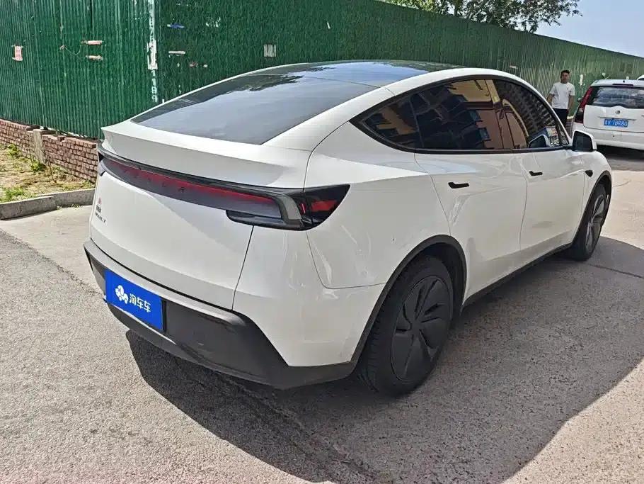 Model Y 2025 Rear-Wheel Drive First Edition — миниатюра 3