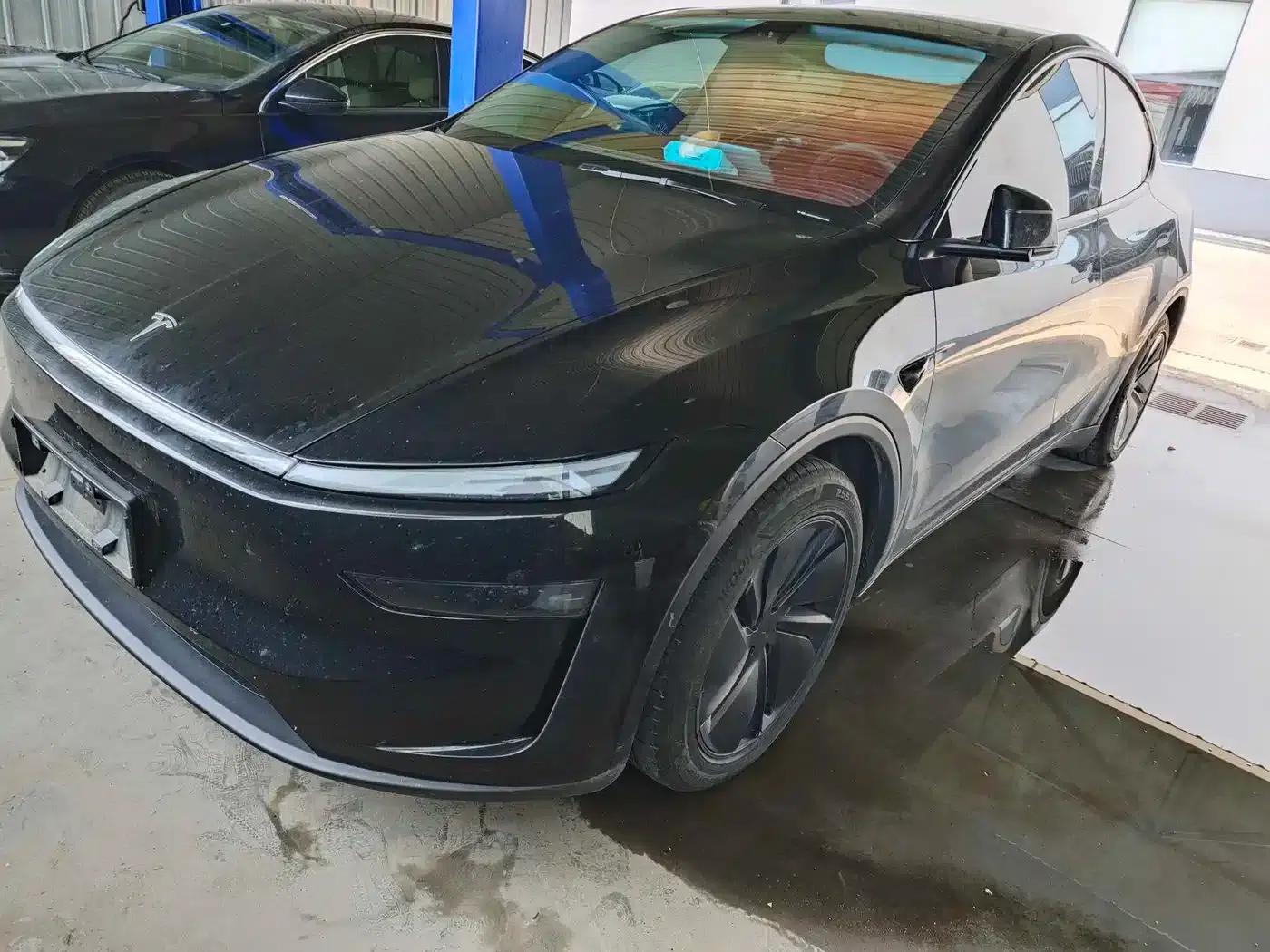 Model Y 2025 Long Range All-Wheel Drive First Edition — миниатюра 1