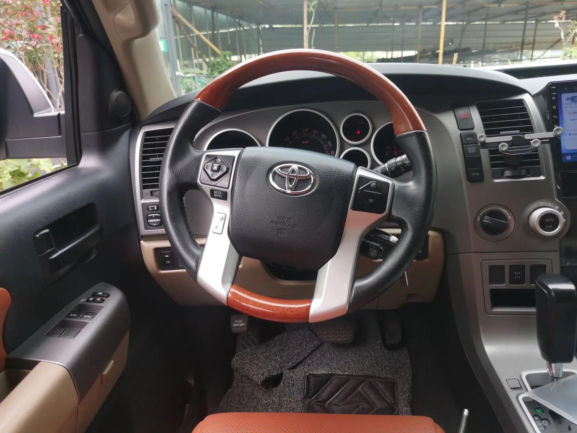 Toyota Sequoia 2015 Redwood 5.7L automatic 7-seater — миниатюра 10