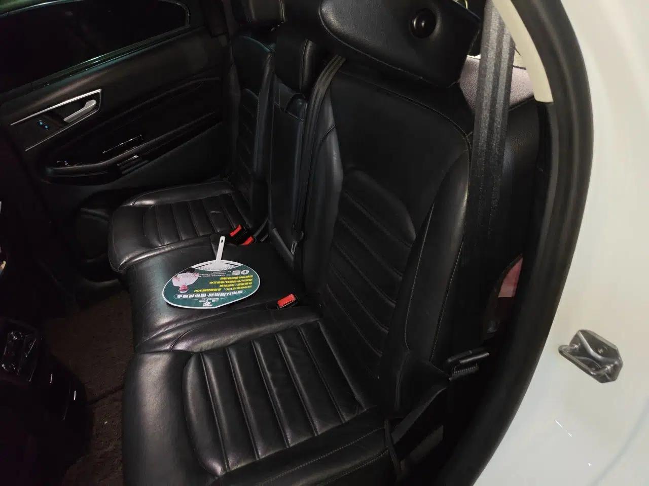 Ford Edge 2016 EcoBoost 245 Two-Wheel-Drive Titanium 7-Seater — миниатюра 17