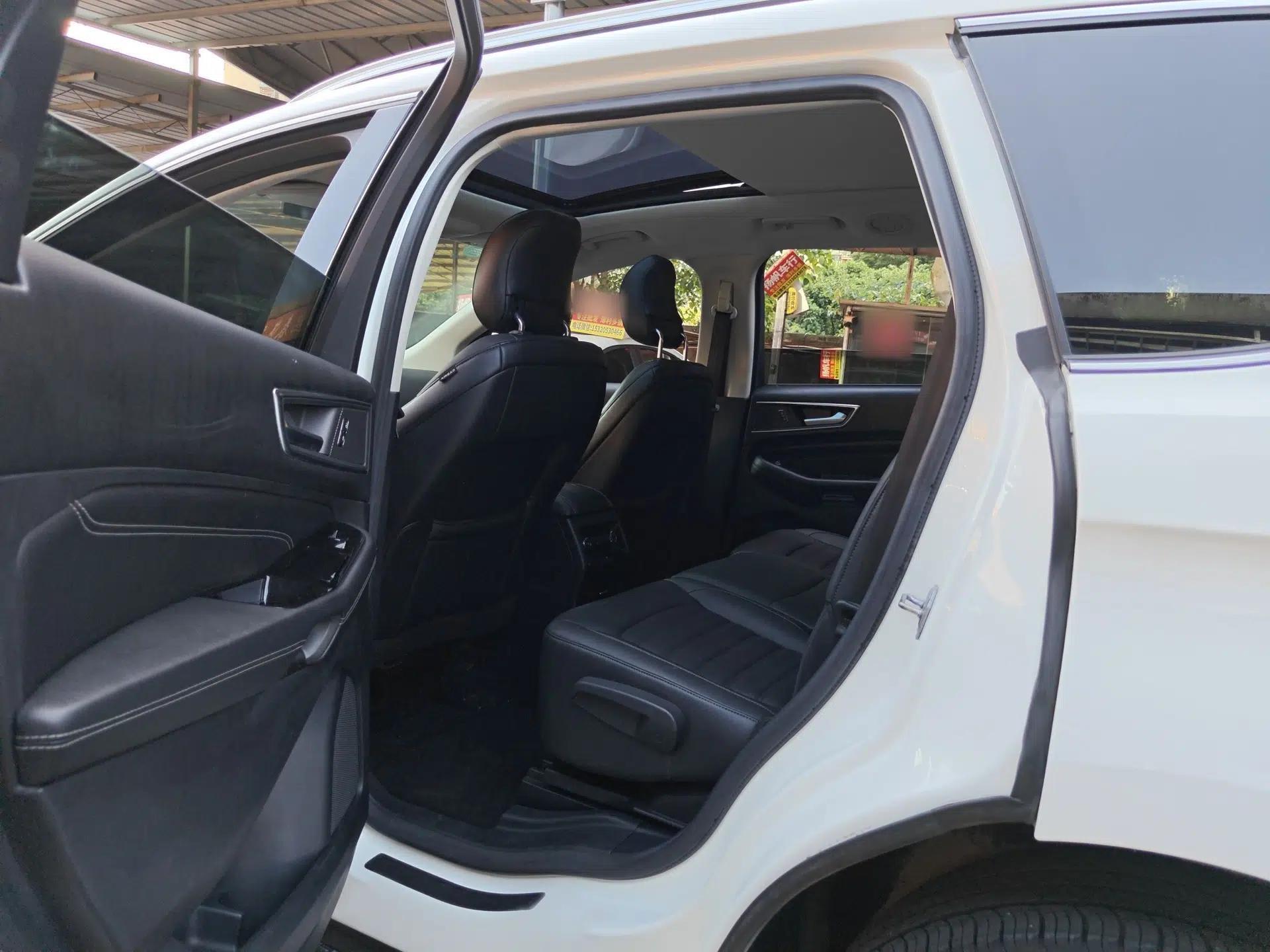 Ford Edge 2016 EcoBoost 245 Two-Wheel-Drive Titanium 7-Seater — миниатюра 16