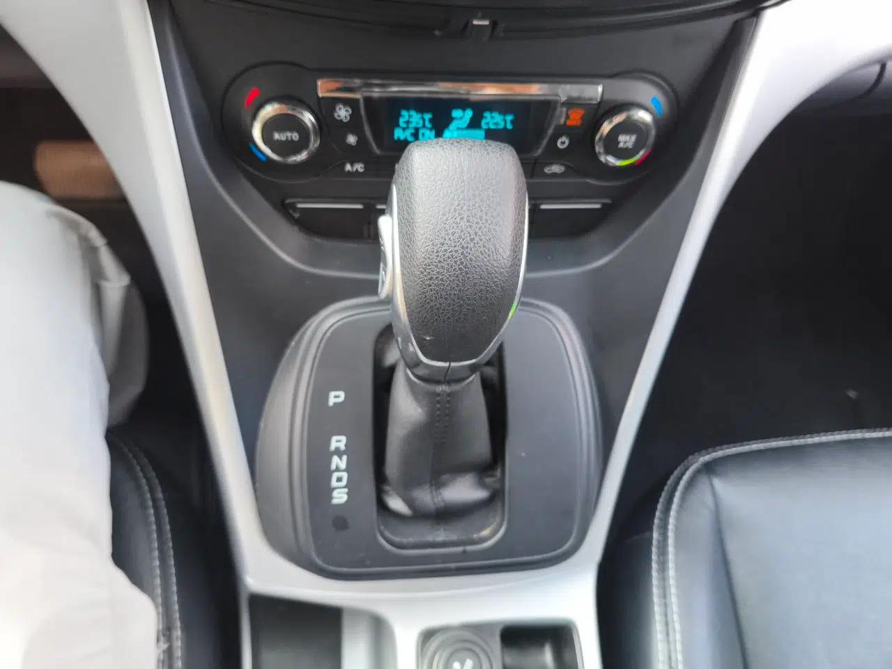 Ford Kuga 2015 1.5L GTDi Two-Wheel-Drive Comfort Model — миниатюра 14
