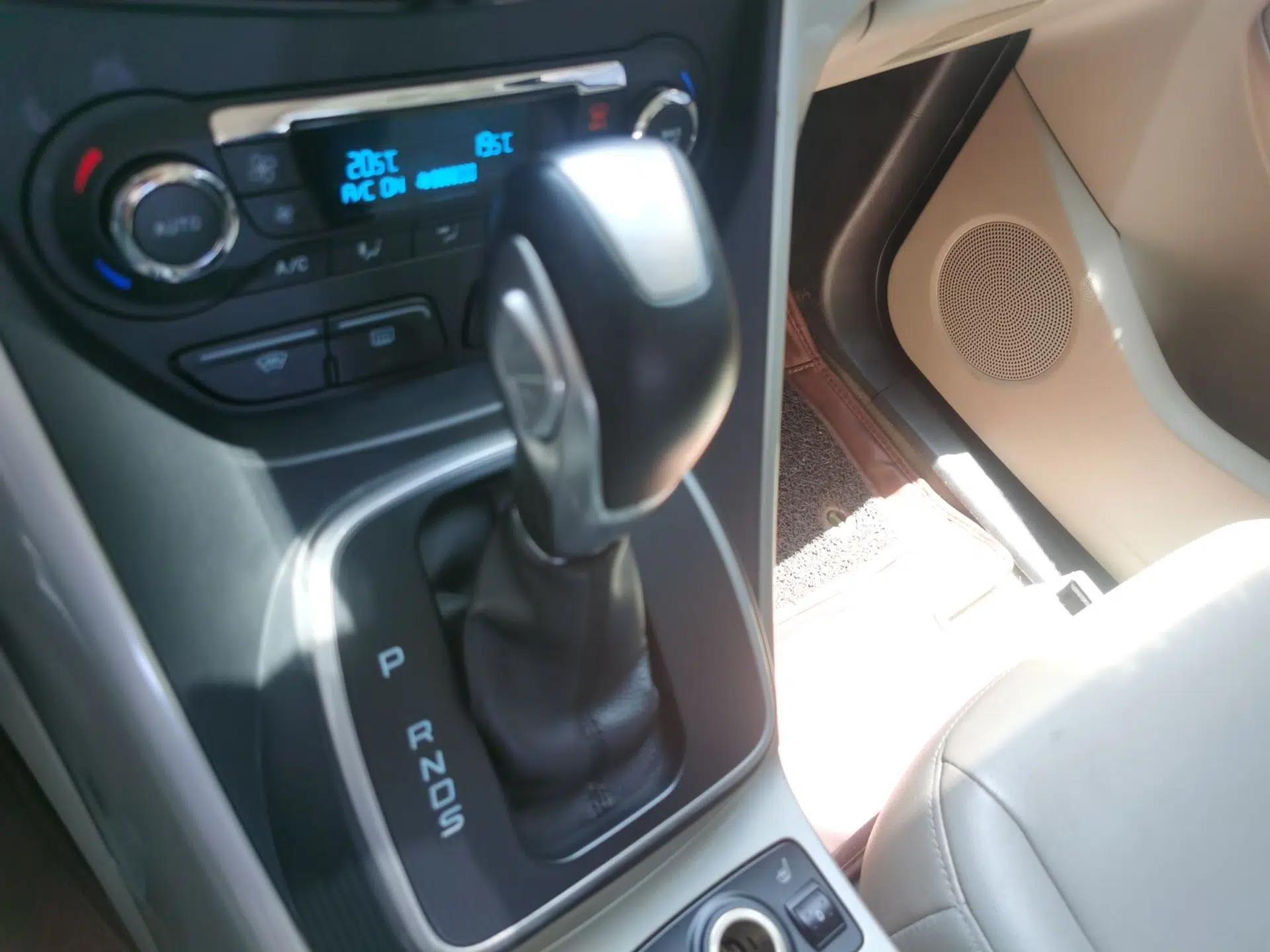 Ford Kuga 2013 2.0L GTDi Four-Wheel-Drive Sport Model — миниатюра 14