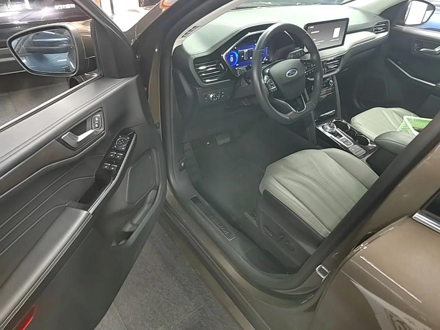 Ford Escape 2020 EcoBoost 245 Four-Wheel Drive Luxury Edition — миниатюра 24