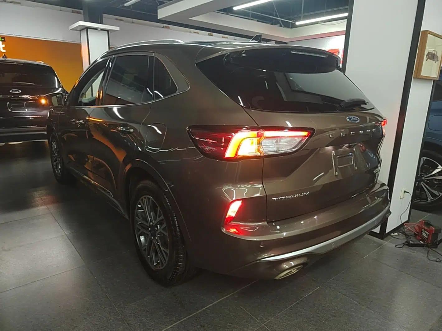 Ford Escape 2020 EcoBoost 245 Four-Wheel Drive Luxury Edition — миниатюра 4