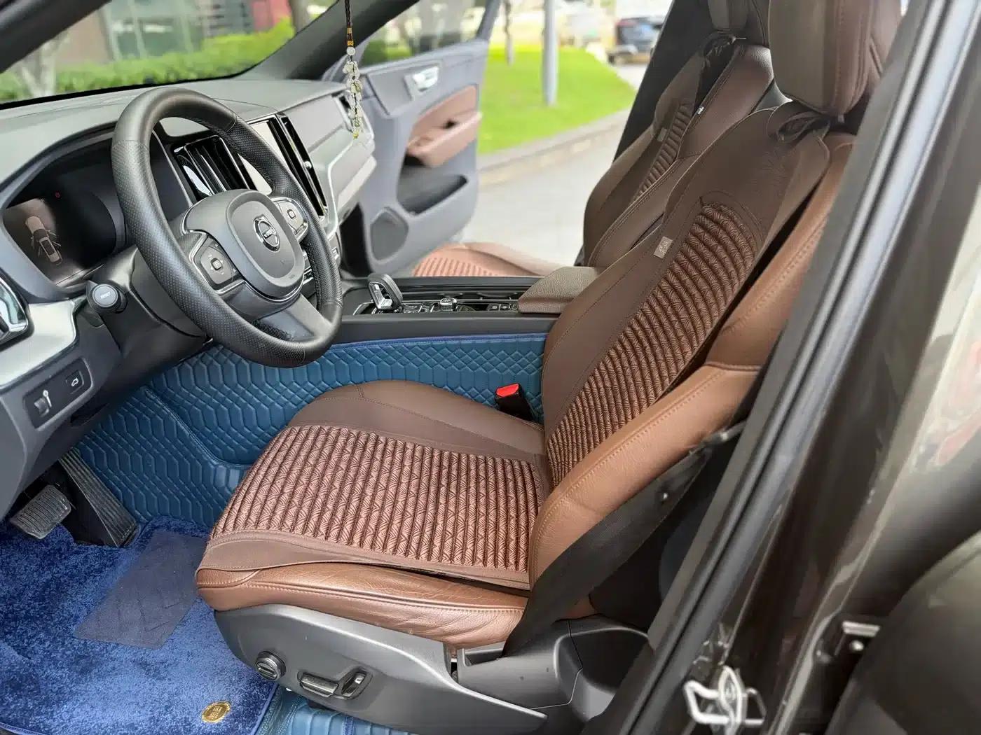 2022 Volvo XC60 B5 AWD Inscription Luxury Edition — миниатюра 4