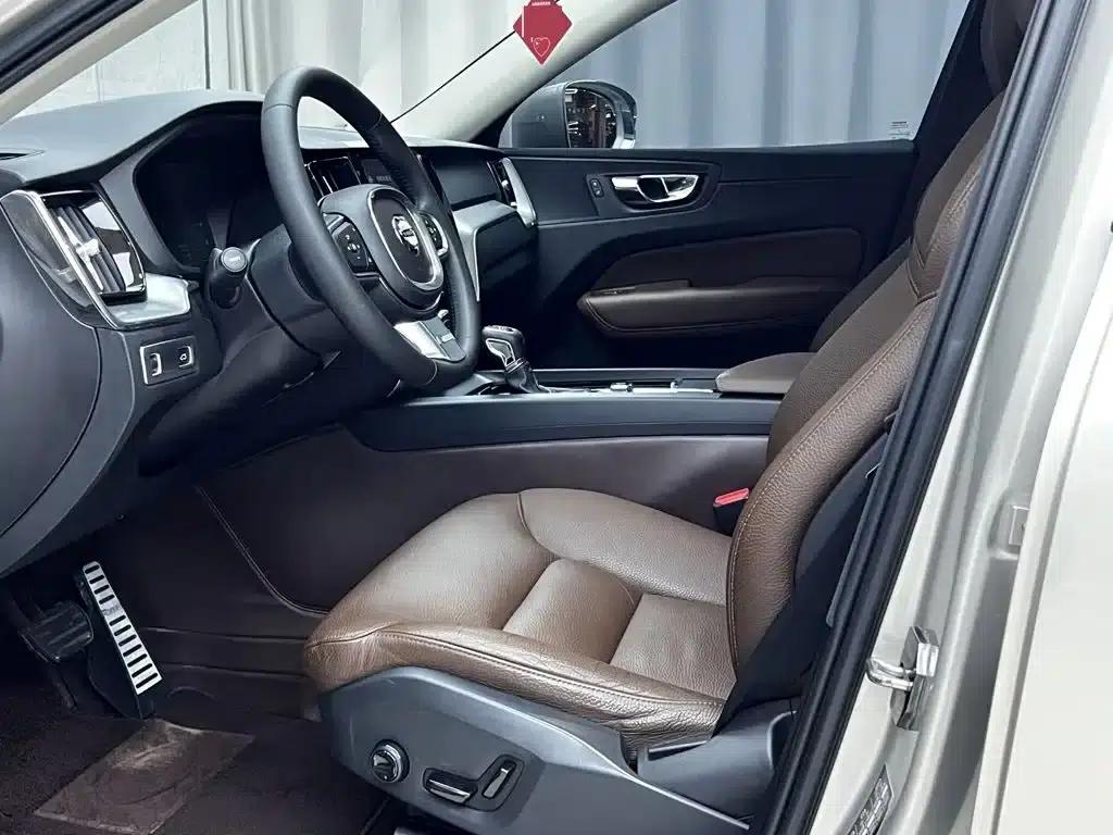 2018 Volvo XC60 T5 AWD Smart Edition — миниатюра 4