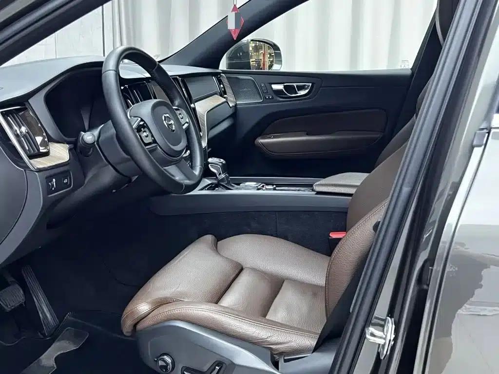 2021 Volvo XC60 T5 AWD Inscription Luxury Edition — миниатюра 4