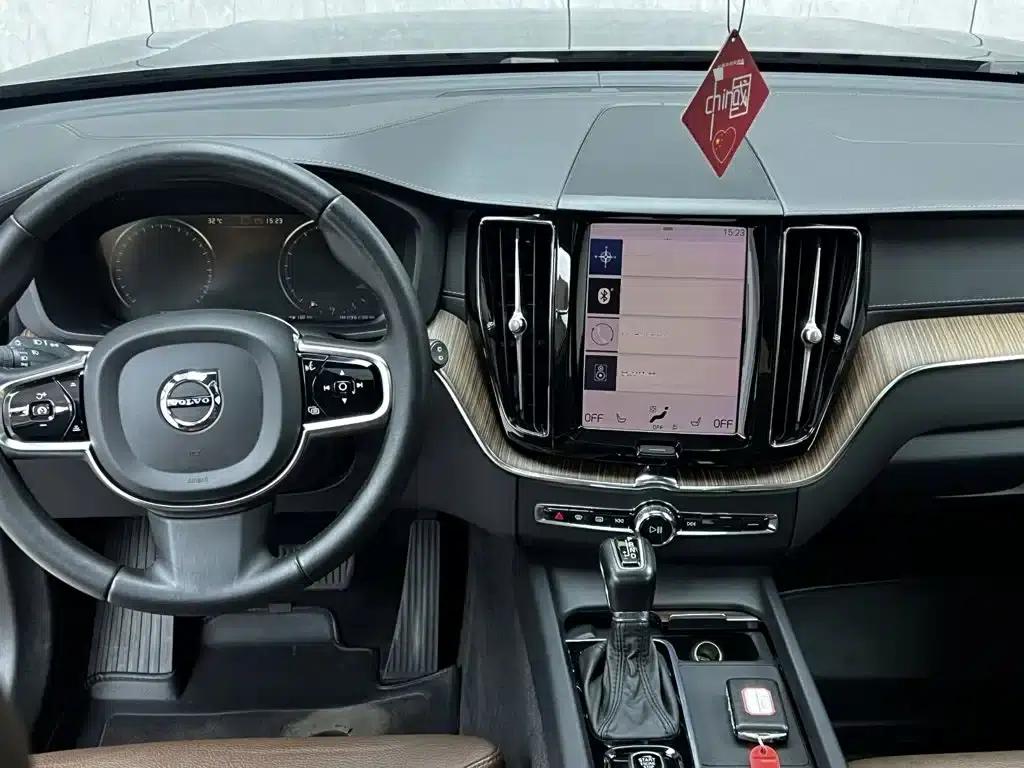2021 Volvo XC60 T5 AWD Inscription Luxury Edition — миниатюра 6
