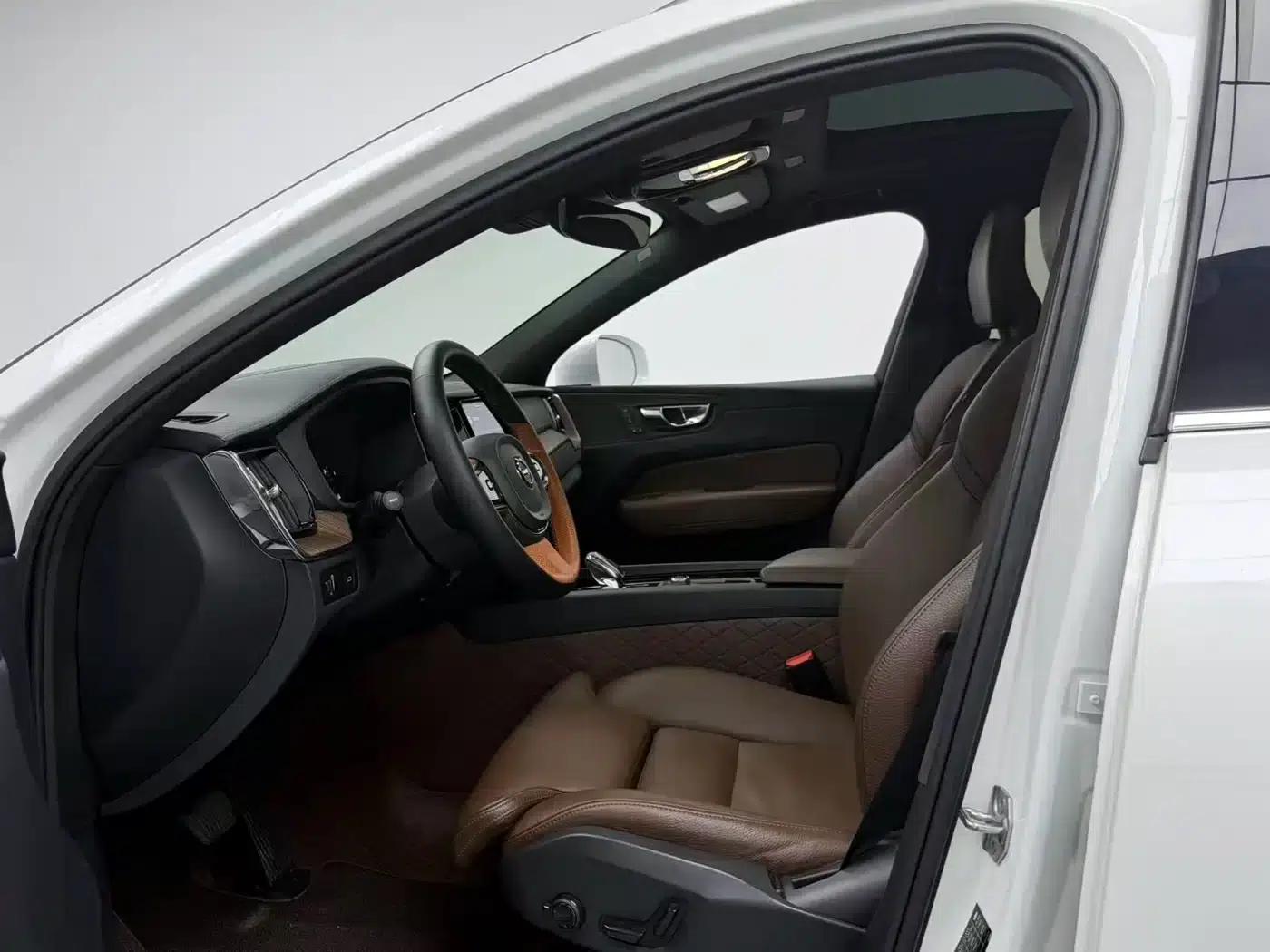 2022 Volvo XC60 B5 AWD Inscription Luxury Edition — миниатюра 4