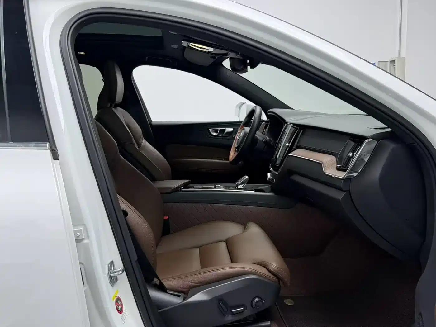 2022 Volvo XC60 B5 AWD Inscription Luxury Edition — миниатюра 8