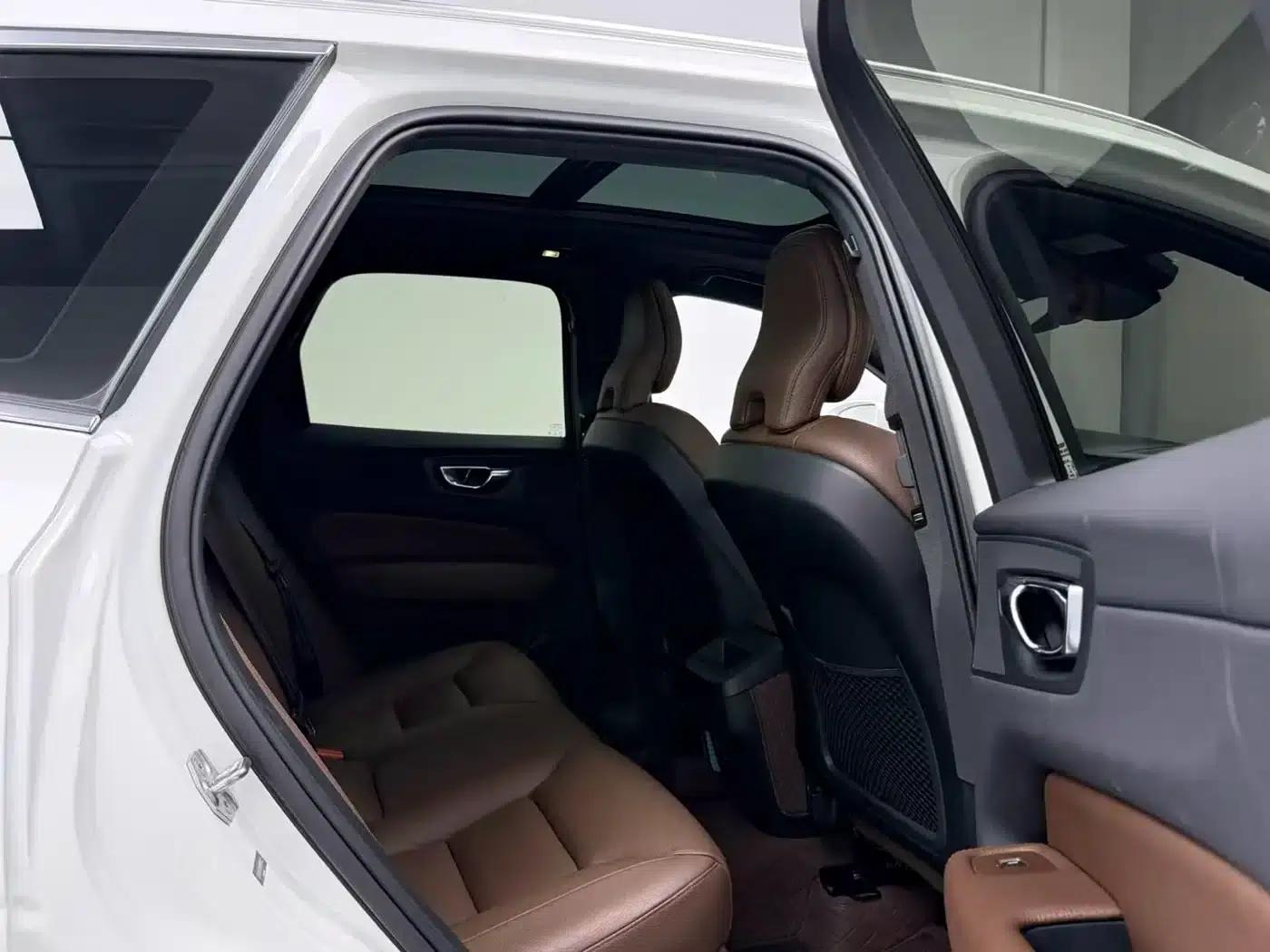 2022 Volvo XC60 B5 AWD Inscription Luxury Edition — миниатюра 9