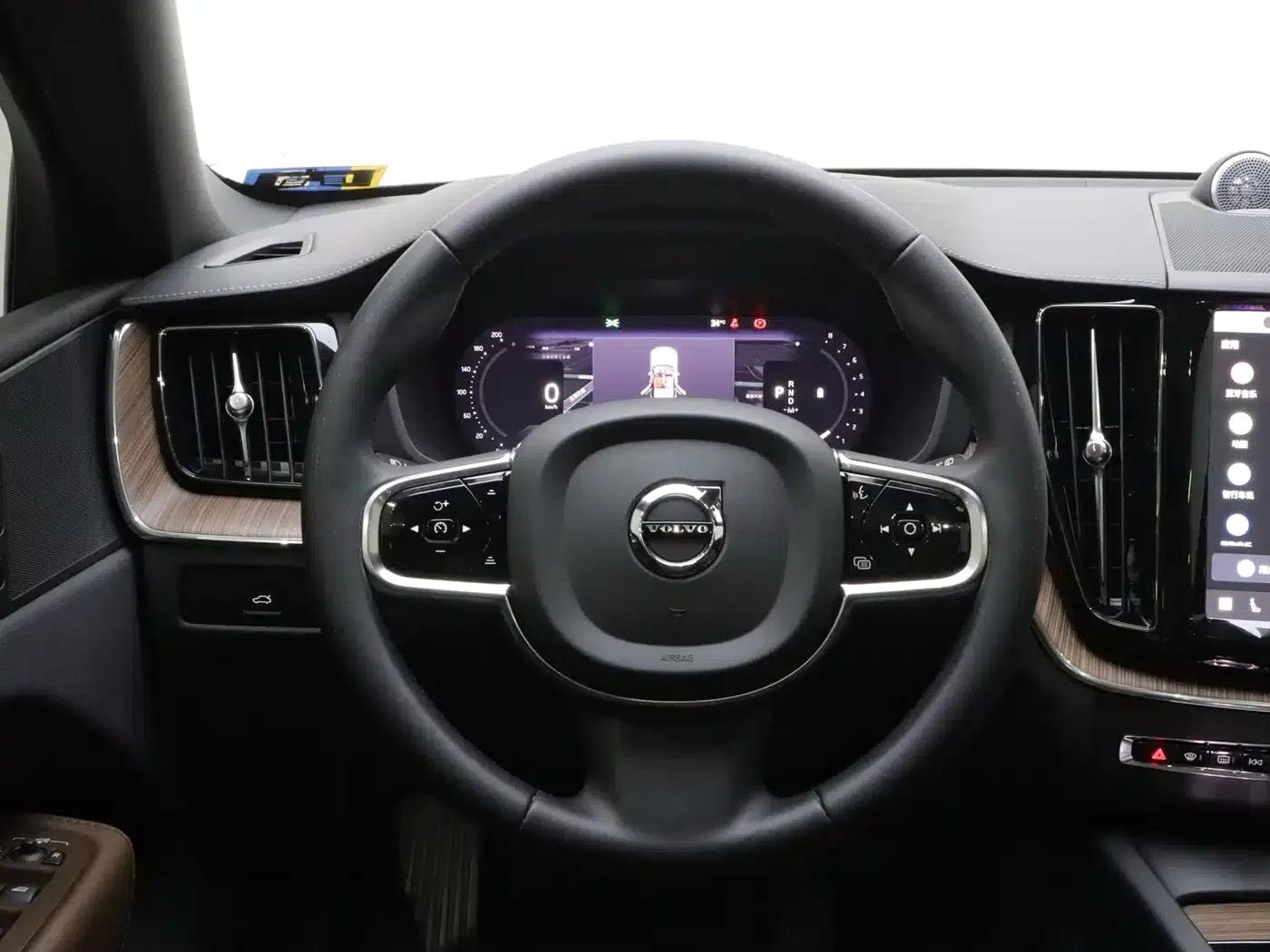 2023 Volvo XC60 B5 AWD Inscription Luxury Edition — миниатюра 18