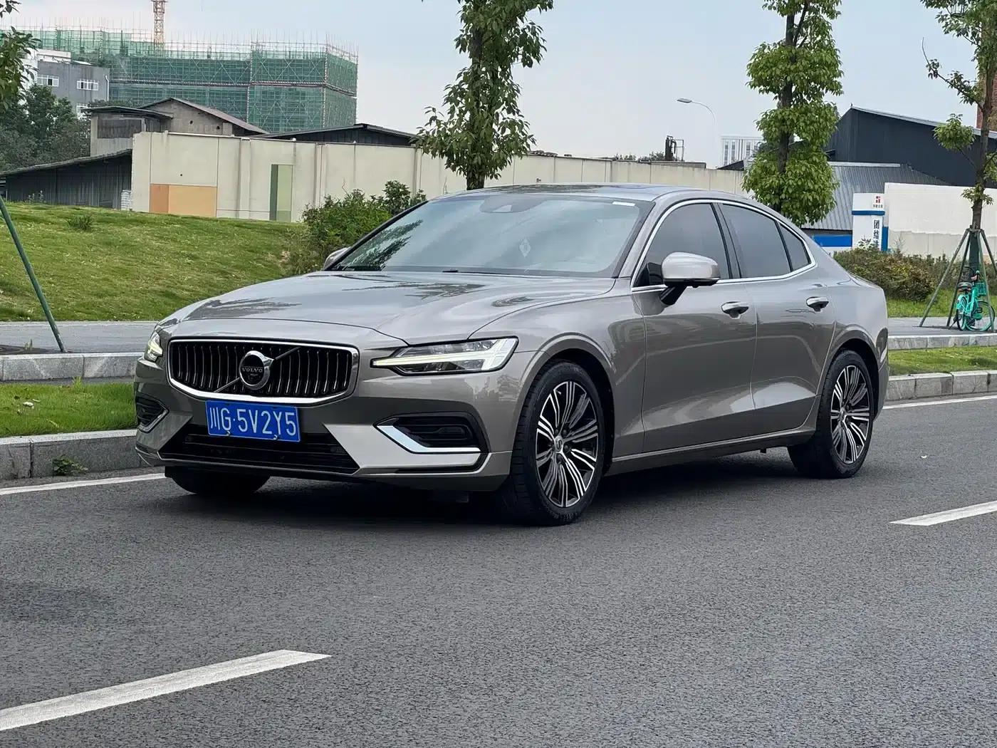 2021 Volvo S60 T4 Inscription Luxury Edition — миниатюра 1